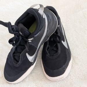 Great Condition: Nike Hustle DX Black Basketball Kids 3.5